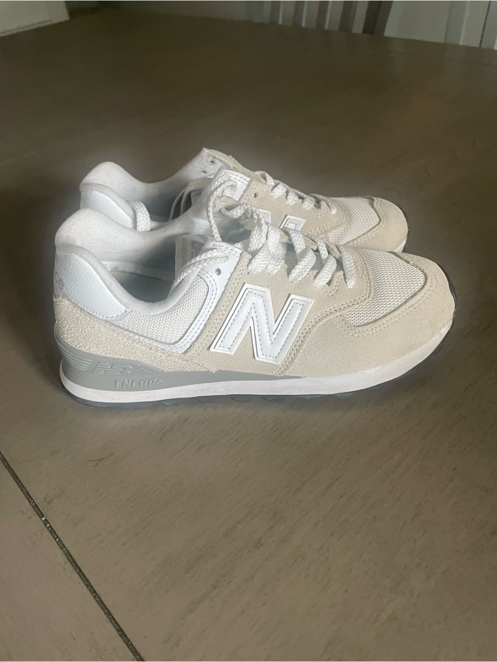 New Balance women’s Sneakers in Cream and White